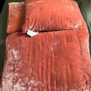 King Size Comforter + 2 pillows + 2 cases